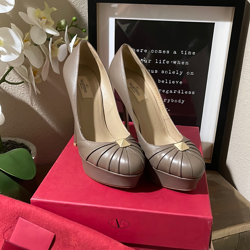 Valentino Garavani Beige Leather Platform Stilettos. Sz: 39 1/2
